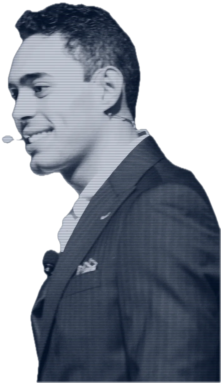 Manuel de León de perfil, sonriente, con micrófono de diadema durante una conferencia, impreso en azul con trama de líneas (foto real)