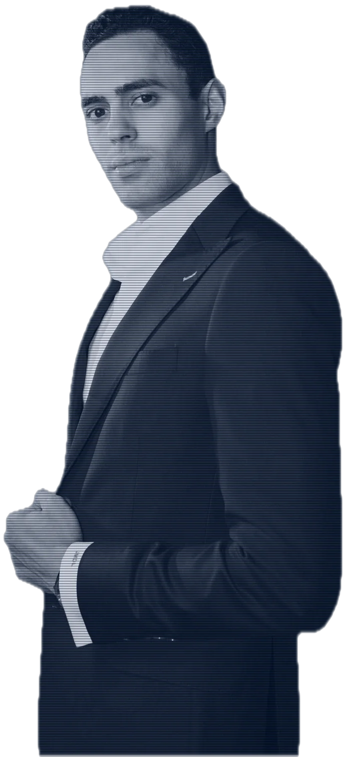 Manuel de León con saco oscuro y camisa blanca, mirando a la cámara, impreso en azul con trama de líneas (foto real)